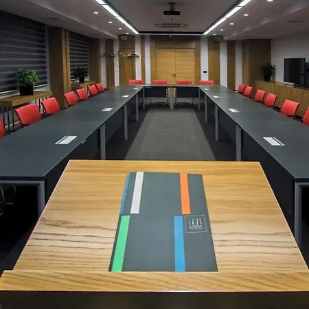 伊莱达先锋酒店 4* 库萨达斯